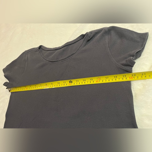 2 Lululemon women’s Love Crew III waffle Heathered Grey knit tshirts P2P 20” - Picture 6 of 9